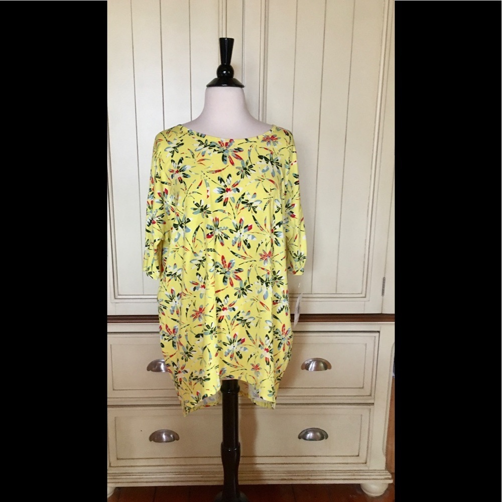 ⭐️LuLaRoe Irma top⭐️